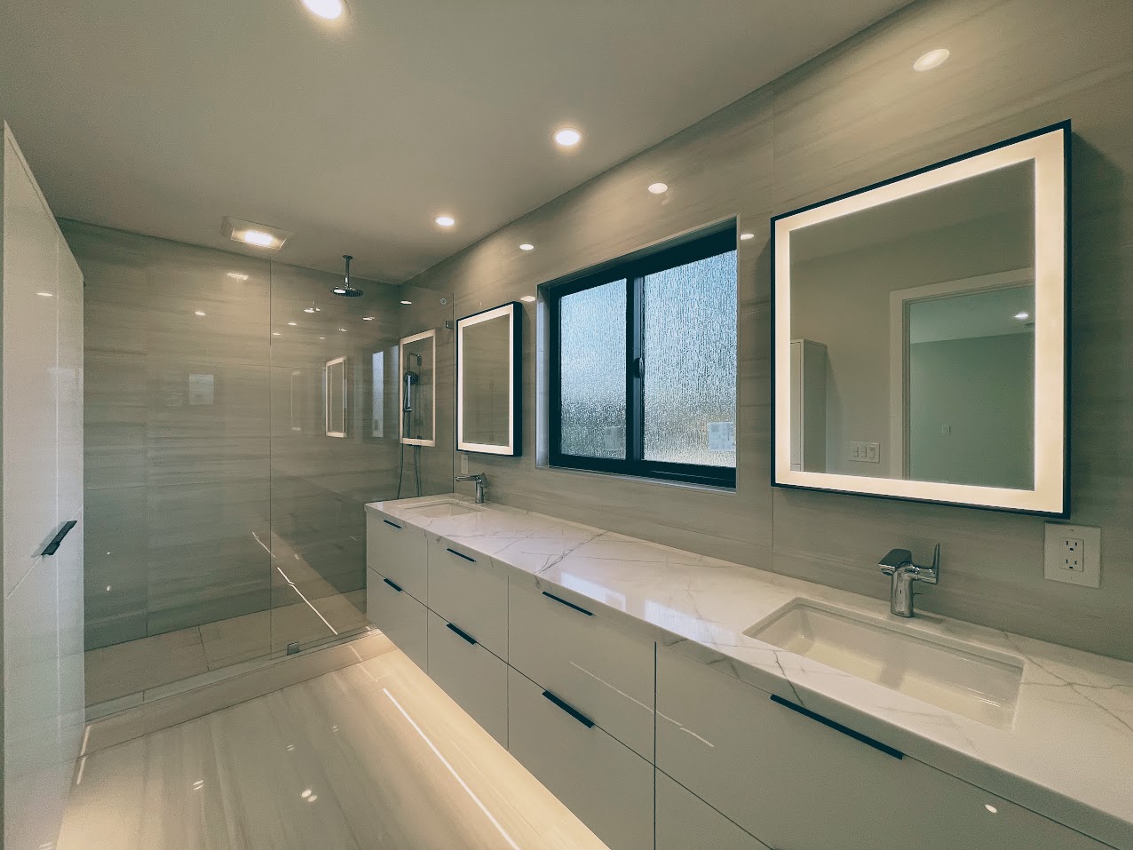 Contemporary Master Bathroom - Saratoga